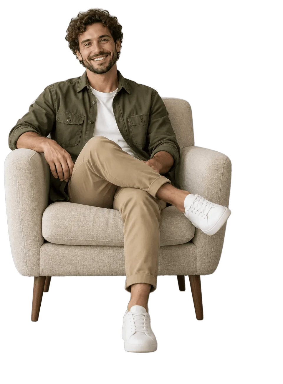 Homem sorrindo, sentado tranquilo numa poltrona